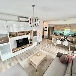 https://wonderful-luxurious-3bdr-only-50eur-person-night.inbudapesthotels.com